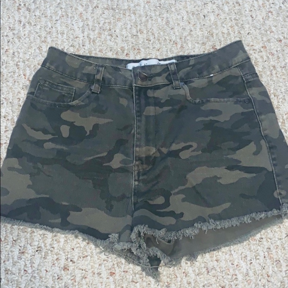 Denim & co Camo fringe shortie jean shorts